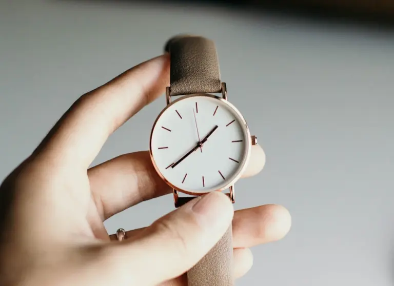 Analog leather watch
